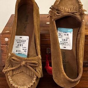NWT Minnetonka Brown Leather Loafers 6.5 M Kilty Hardsole Driving Mocs